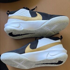 5Y Kids Nike Team Hustle D 10 GS in Black and Gold